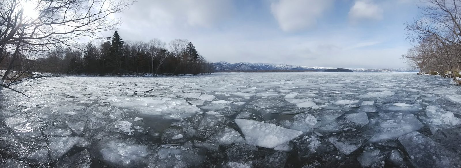 多数の氷に覆われる屈斜路湖、眺湖橋付近 2018/01/25