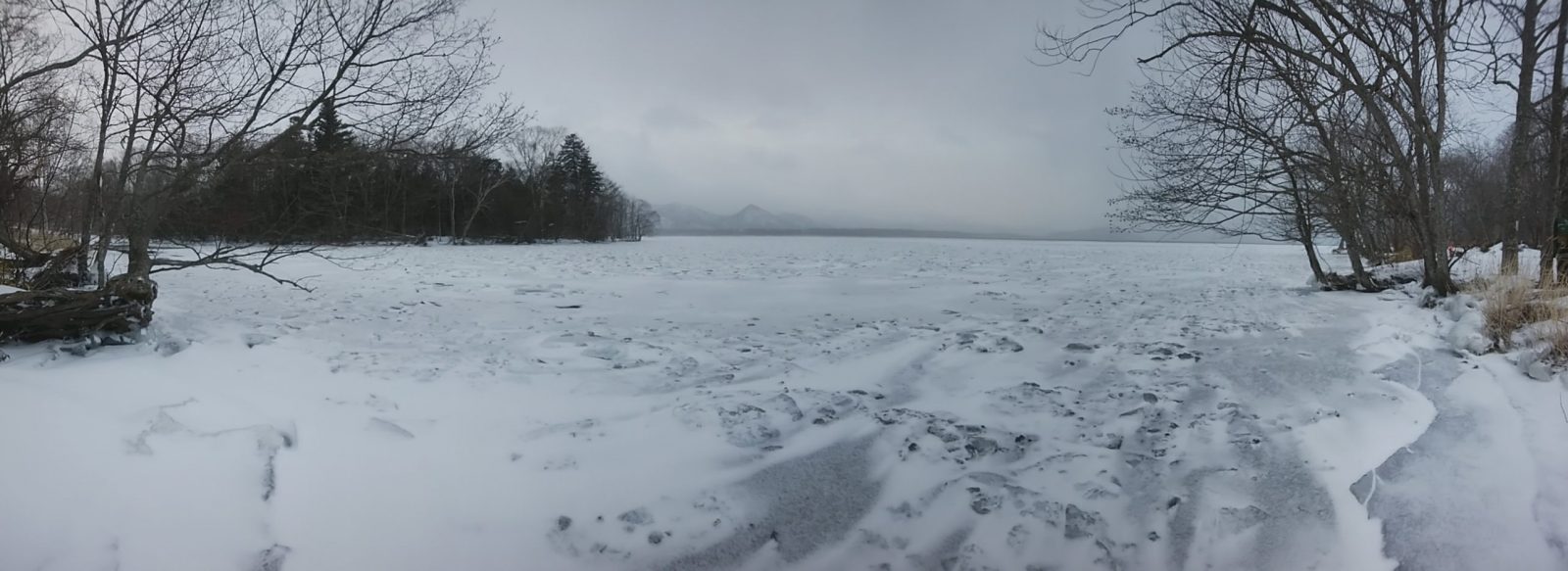 川をふさぐ氷 眺湖橋より 2018/01/27