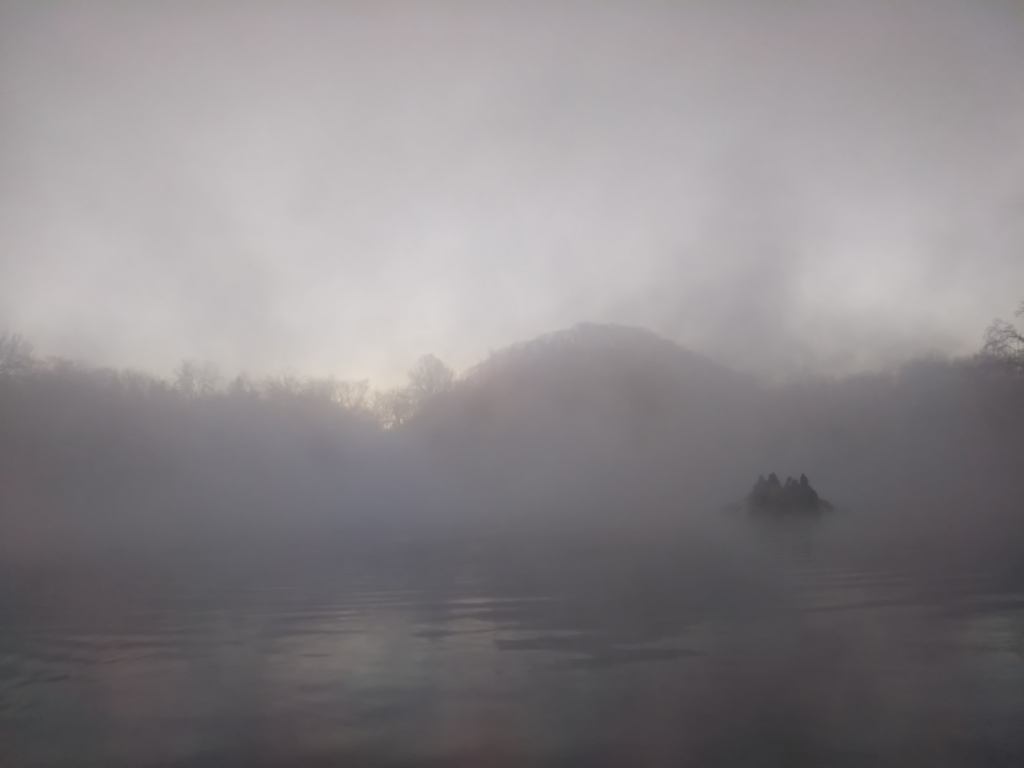霧にけぶる屈斜路湖